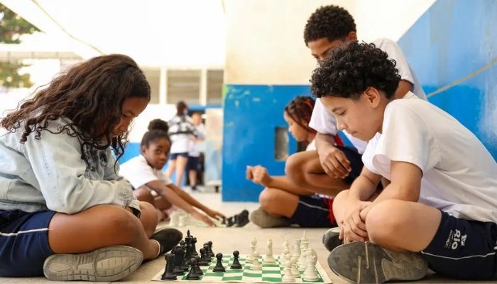  MEC fará pesquisa sobre impacto da restrição de celular nas escolas 